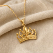Lily star crown pendant with sculpted flower petals, openwork crown scrolls and raised star details, suspended from a cable chain in 925 sterling silver. Gold finish.